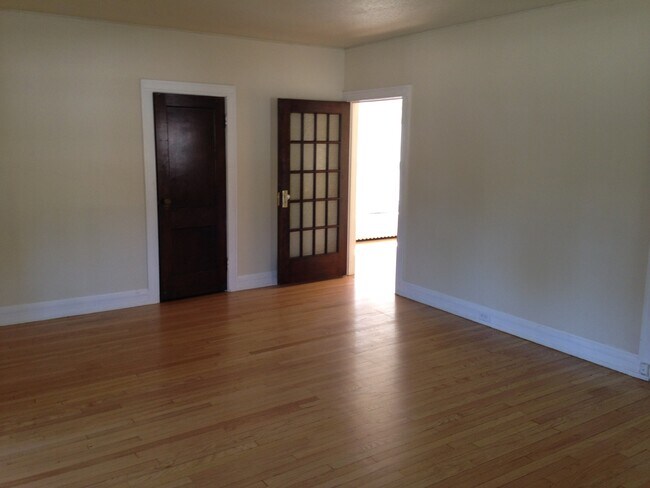 Building Photo - 1830 E Kenwood Blvd