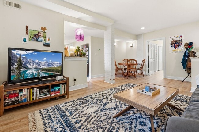 Building Photo - Beautiful apartment less than 1 mile from Brightleaf Square! Utilities Included!