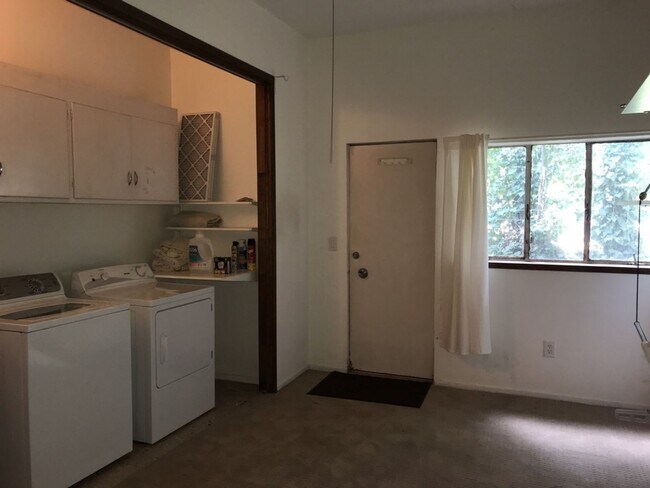 Building Photo - Fantastic 3 Bed 2 Bath home with pool