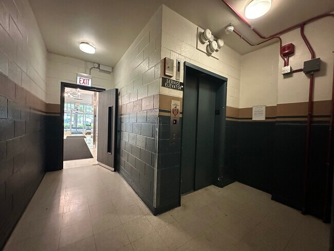 Building Photo - 5757 N Sheridan Rd