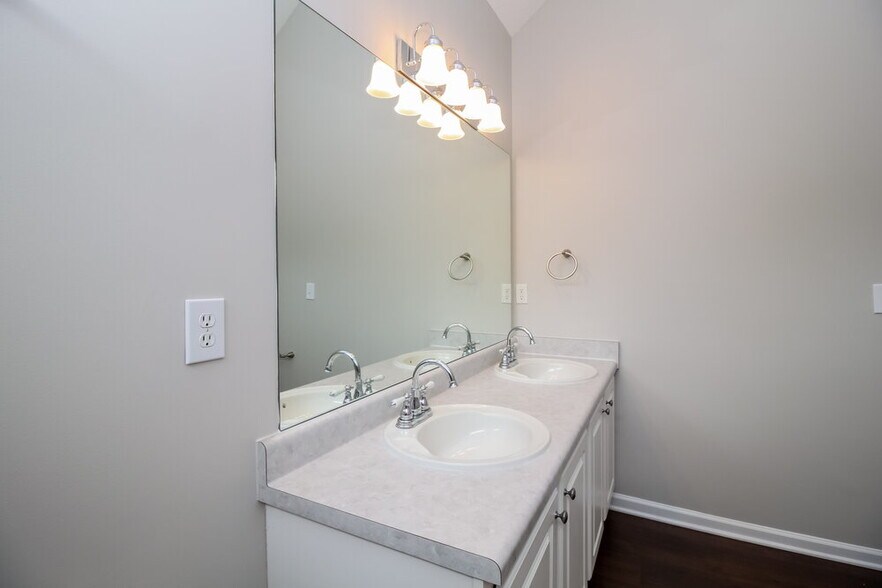 Building Photo - 412 Gresham Dr