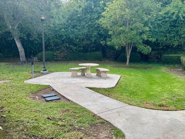 Building Photo - 2-bedroom, 2-bathroom Apartment located in...