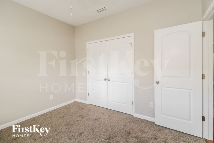 Building Photo - 323 Summergate Dr