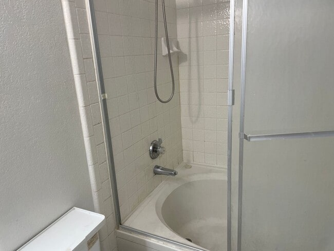 Building Photo - SW 3 Bedroom Condo!