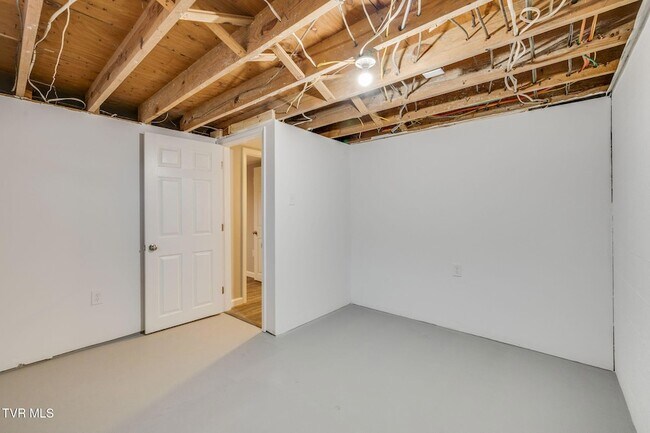 Building Photo - 336 W Ln St