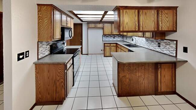 Building Photo - Spacious Townhouse 3 Bedroom 2 Bathroom with Bonus Room