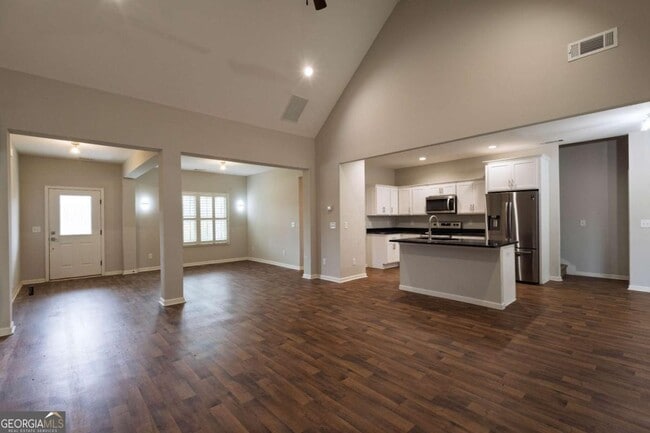 Building Photo - 214 Oakwood Dr