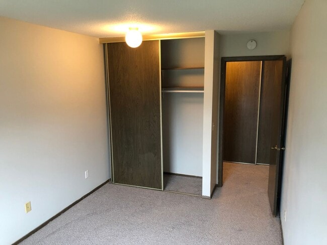 Building Photo - Spacious 2 bedroom in Hopkins!