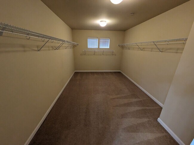 Building Photo - 1077 Hiton Cir