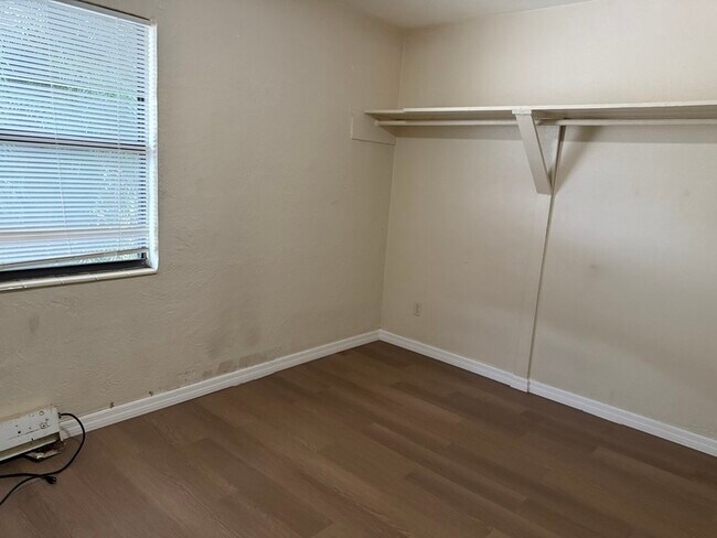 Building Photo - 1020 Queen St N