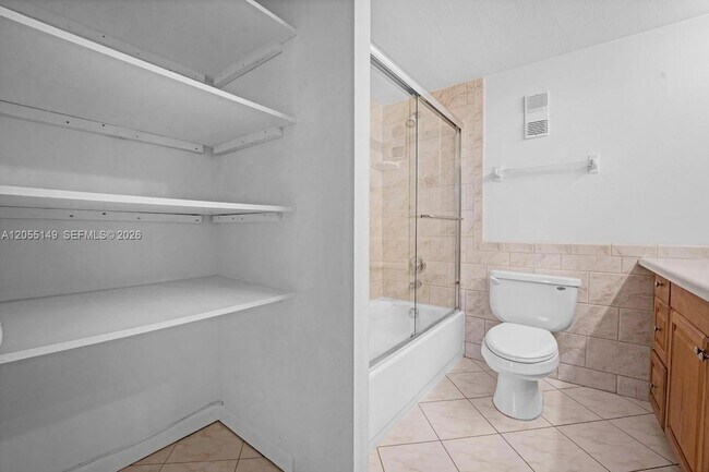 Building Photo - 250 Jacaranda Dr
