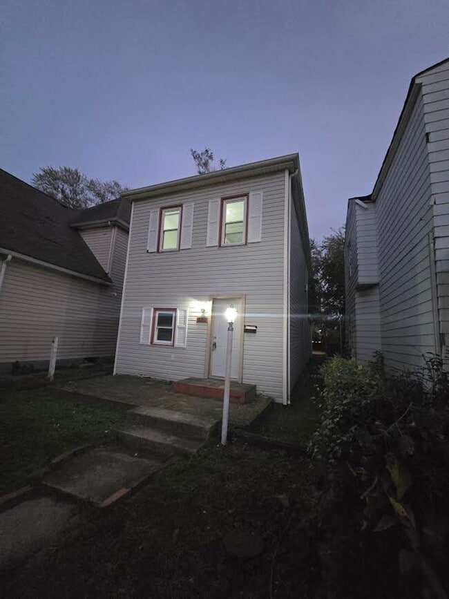 Building Photo - Two Bedroom W/ Den Home located near Oliver Street and Kentucky Avenue