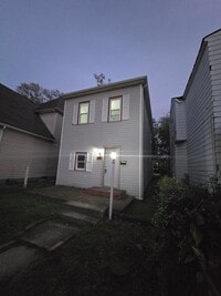 Building Photo - Two Bedroom W/ Den Home located near Oliver Street and Kentucky Avenue