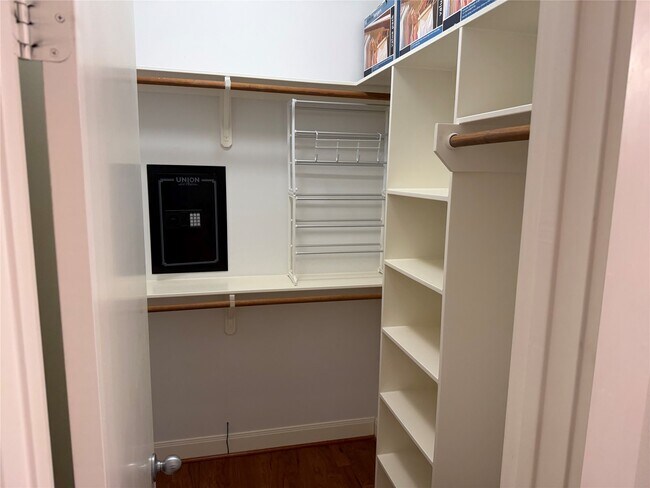 Building Photo - 9833 Marlink