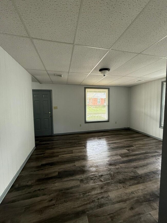 Building Photo - Nicely updated and spacious 3 bedroom hous...