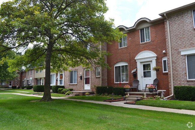 Building Photo - Royal Woods - Riverview, MI