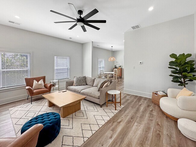 Building Photo - Newer Construction Meets Historic Cooper Young Charm • 5bd / 3ba