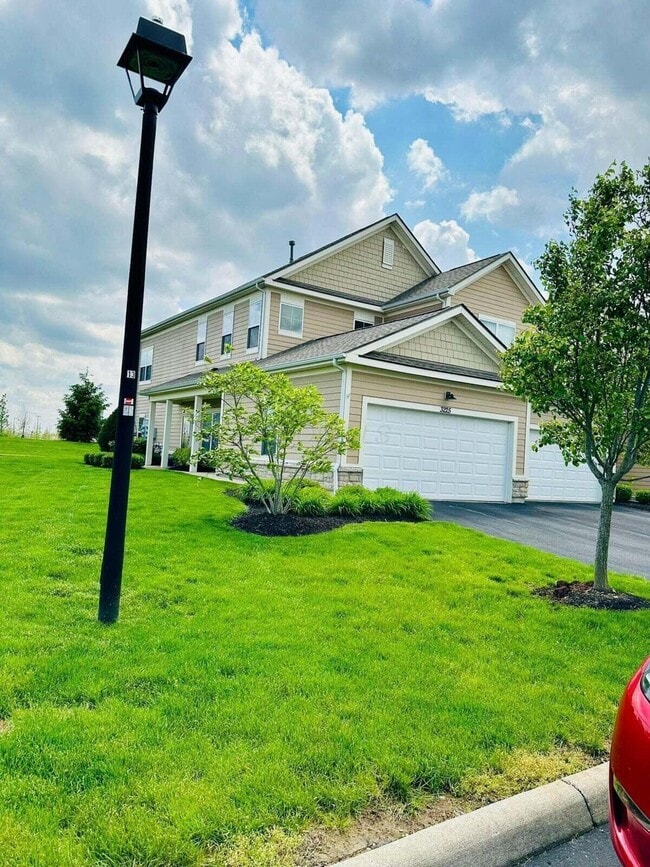 Building Photo - 3225 Rossmore Cir