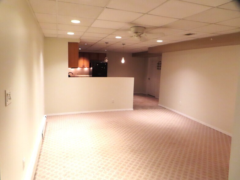 Building Photo - 11 Michele Ln