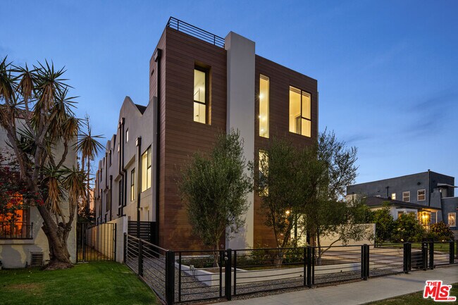 Building Photo - 807 N Detroit St