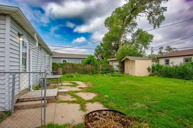 Building Photo - Cute 3 Bedroom / 1 Bath Home with Washer a...