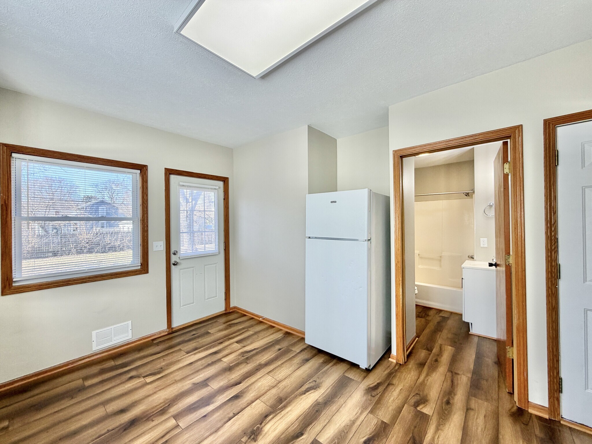 Building Photo - 612 Cherry St