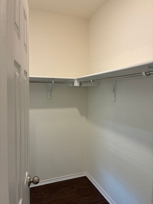 Building Photo - -=Get your second month’s rent FREE when y...