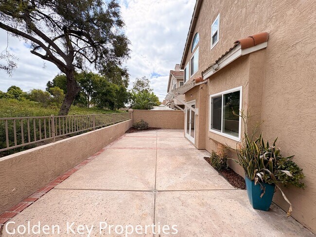 Building Photo - Welcome home to this spacious 4-bedroom, 3-bath home located in the Rancho Del Oro Community!