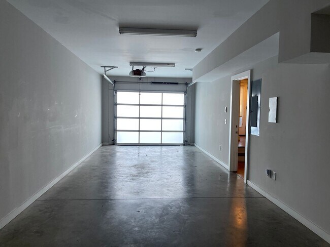 Building Photo - Contemporary Townhome East side of Downtow...