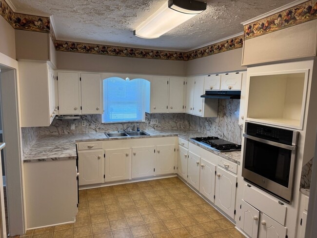 Building Photo - 2-bed/1-bath Downstairs unit!