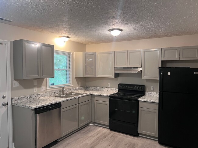 Building Photo - Near Cape Fear Valley Hospital - 2 bedroom...