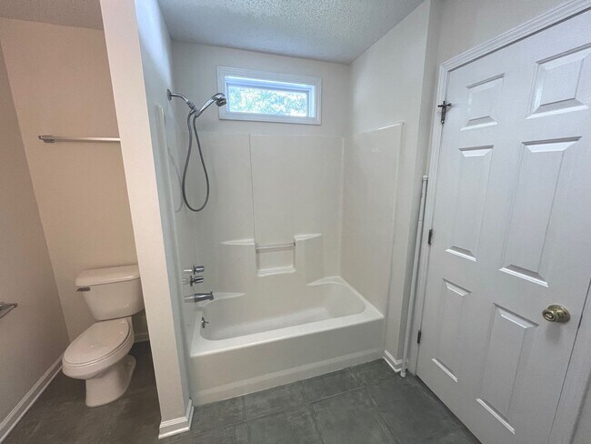 Building Photo - 105 White Ash Ln