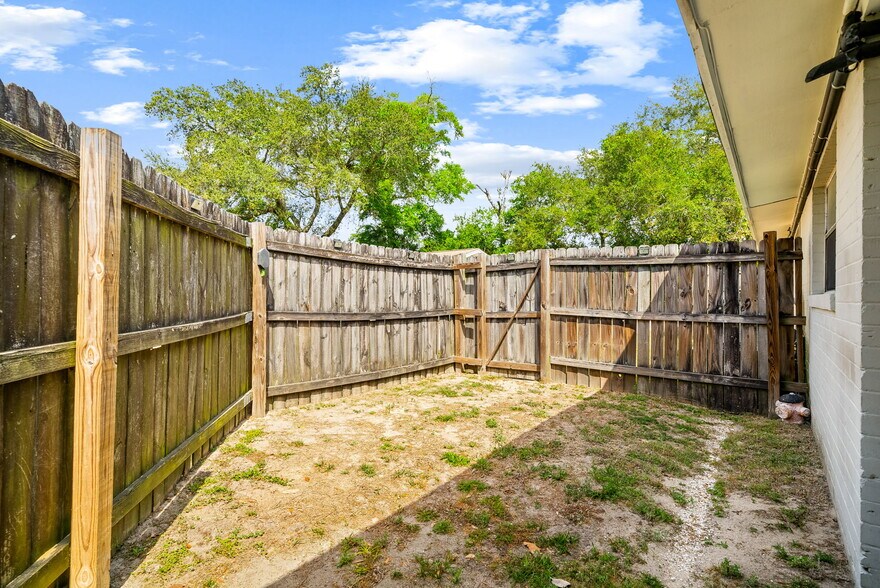 Building Photo - 1211 Friendship Ave