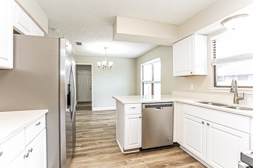 Building Photo - 2553 Sandlewood Cir