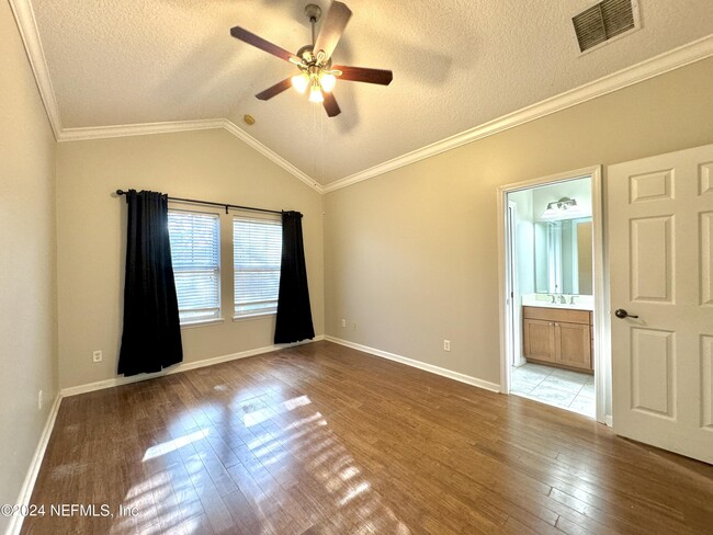 Building Photo - 900 Paradise Ln