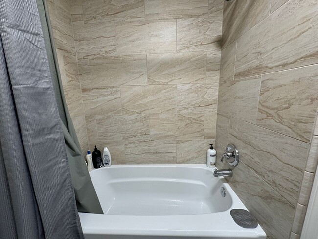 Building Photo - 3 Bedroom Furnished Home with UTILITIES INCLUDED with Courtyard Near the Colorado River 3-12 mont...