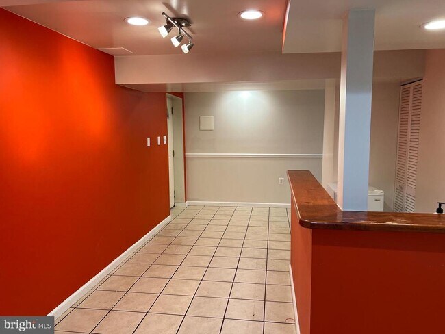 Building Photo - 9502 Tregaron Pl