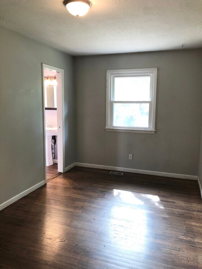 Building Photo - 2540 Cedarwood Ave