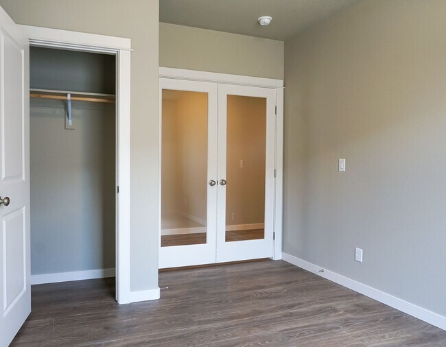 Building Photo - 3 bedroom 2 bath -3 car garage!