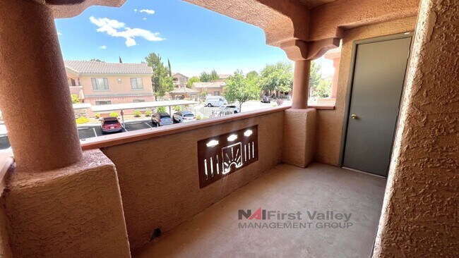 Building Photo - 2 Bedrooms, 2 Baths