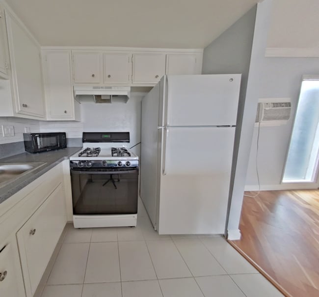 Building Photo - Spacious 1 Bedroom Condo in the Gated Park Bristol Community