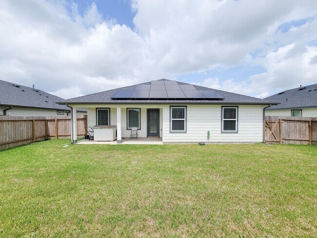 Building Photo - This stunning 4-bedroom, 2-bathroom Rosharon lease features modern upgrades, an open-concept layo...