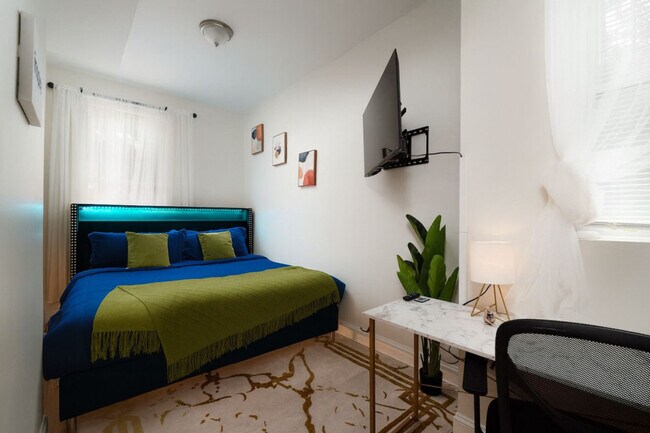 Building Photo - 2721 W Congress Pkwy