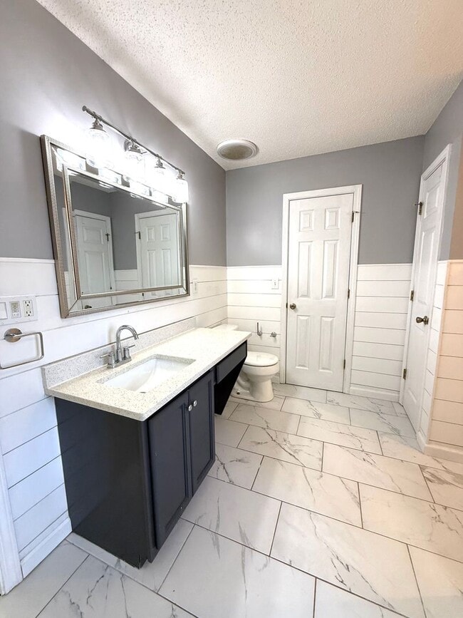 Building Photo - Charming 3 Bedroom Cape Cod