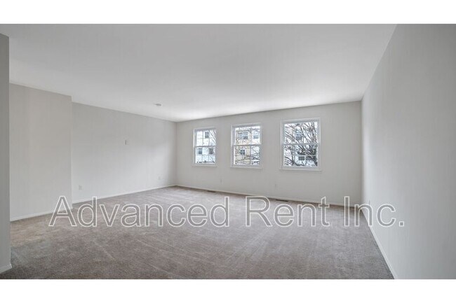 Building Photo - 10 Watkins Glen Ct