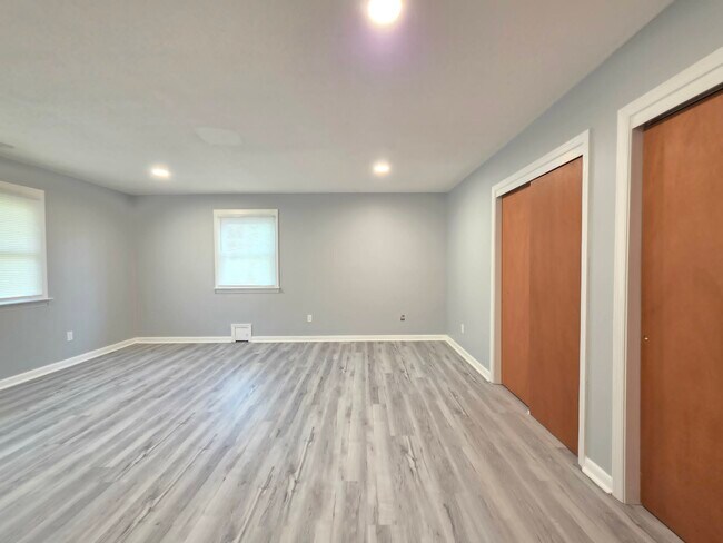 Building Photo - 8241 Robin Hood Dr