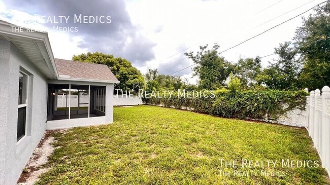 Building Photo - 1553 Ross Dr