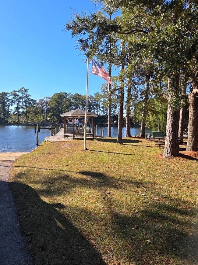 Building Photo - Beautiful 3 bedroom, 2 bath house with one car garage, located on Cummins Creek