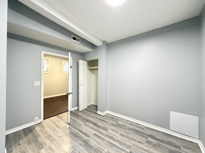 Building Photo - 3503 W Dickens Ave