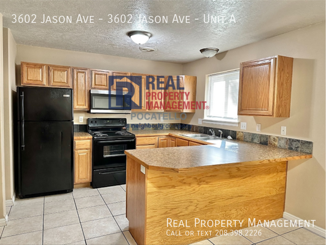 Building Photo - 3 Bed/ 1.5 bath duplex - Pets negotiable